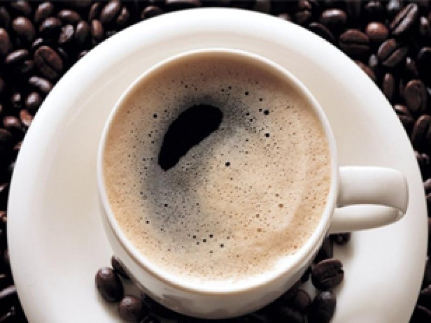 Хороший крепкий кофе. Чашка кофе картинки. Фотографии кофе в чашке. Чашка кофе рядом с фото на столе. Кофе защищает.