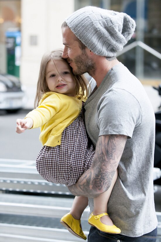 Отец и дочь позы. Харпер Бекхэм 2023. Дэвид Бекхэм с дочкой. Маленькая девочка с папой.